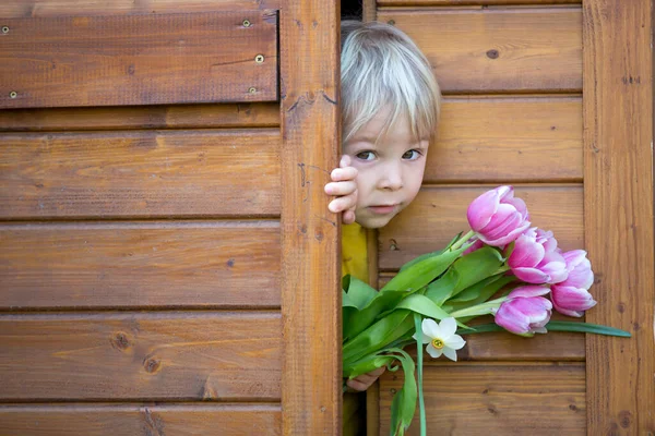 Gyermek Fiú Kezében Rózsaszín Tulipán Mögöttük Rejtőzik Anya Nap Ajándék — Stock Fotó