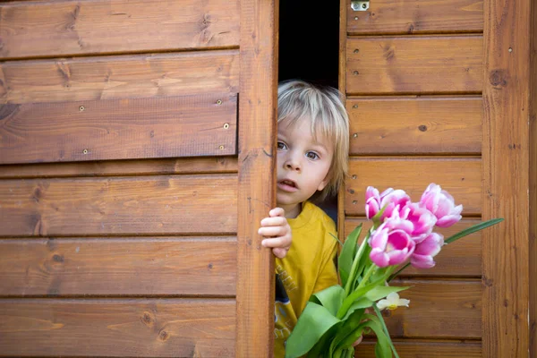 Niño Niño Sosteniendo Tulipanes Rosados Escondido Detrás Ellos Concepto Regalo — Foto de Stock