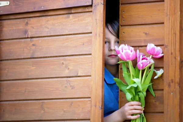 Dítě Chlapec Drží Růžové Tulipány Skrývá Nimi Den Matek Dar — Stock fotografie