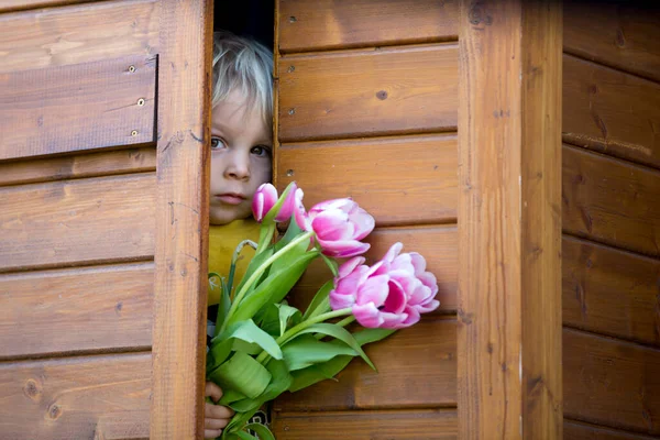 Gyermek Fiú Kezében Rózsaszín Tulipán Mögöttük Rejtőzik Anya Nap Ajándék — Stock Fotó