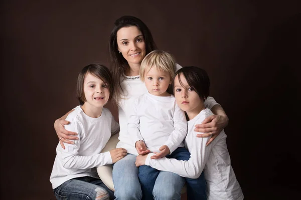 Három Gyönyörű Gyerekek Fiú Testvérek Miután Családi Portré Ölelés Elszigetelt — Stock Fotó