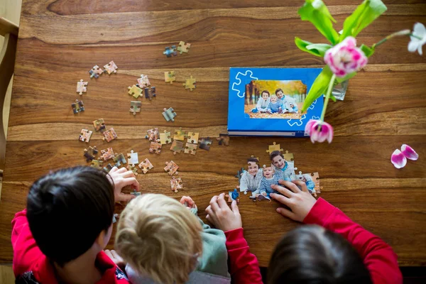 Tre Bambini Ragazzi Assemblare Puzzle Con Loro Foto Una Foresta — Foto Stock