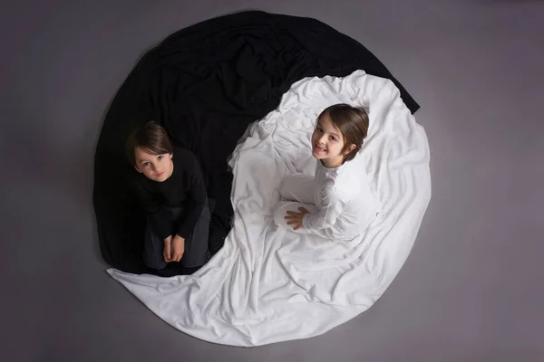 Zwei Schwarz Weiß Gekleidete Kinder Die Yin Yang Kreis Auf — Stockfoto