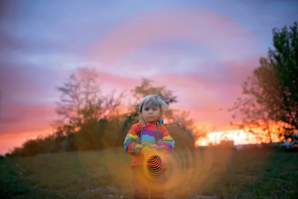 Lindo Niño Pequeño Niño Rubio Impermeable Colorido Sosteniendo Juguete Pegajoso —  Fotos de Stock