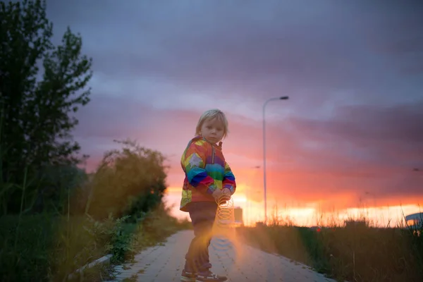 Sevimli Çocuk Renkli Yağmurluk Giyen Sarışın Çocuk Sinsi Bir Oyuncak — Stok fotoğraf