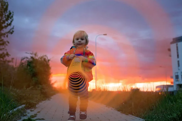 Sevimli Çocuk Renkli Yağmurluk Giyen Sarışın Çocuk Sinsi Bir Oyuncak — Stok fotoğraf