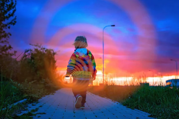 Lindo Niño Pequeño Niño Rubio Impermeable Colorido Sosteniendo Juguete Pegajoso — Foto de Stock