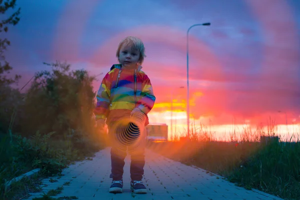 Enfant Tout Petit Mignon Garçon Blond Imperméable Coloré Tenant Jouet — Photo