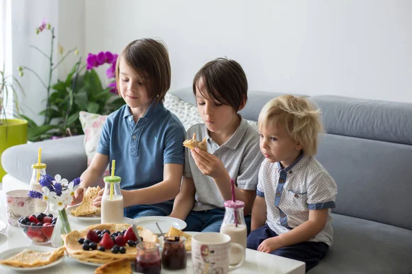 Família Feliz Tendo Panquecas Para Café Manhã Comer Sala Estar — Fotografia de Stock