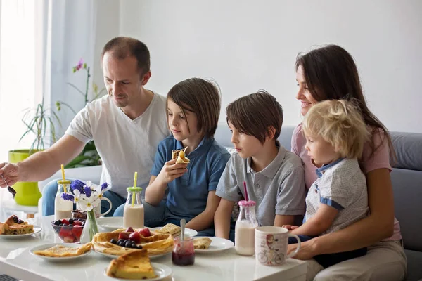 Gelukkig Gezin Pannenkoeken Eten Als Ontbijt Eten Woonkamer Praten Lachen — Stockfoto