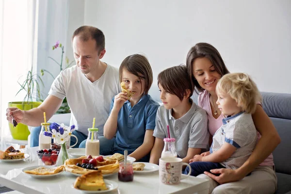 Familia Feliz Tomar Panqueques Para Desayuno Comer Sala Estar Hablar —  Fotos de Stock