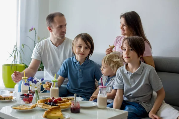 Gelukkig Gezin Pannenkoeken Eten Als Ontbijt Eten Woonkamer Praten Lachen — Stockfoto