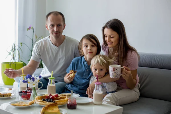 Gelukkig Gezin Pannenkoeken Eten Als Ontbijt Eten Woonkamer Praten Lachen — Stockfoto