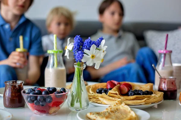 快乐的家庭 早餐吃煎饼 客厅里吃饭 说说笑笑 舒适的家 — 图库照片