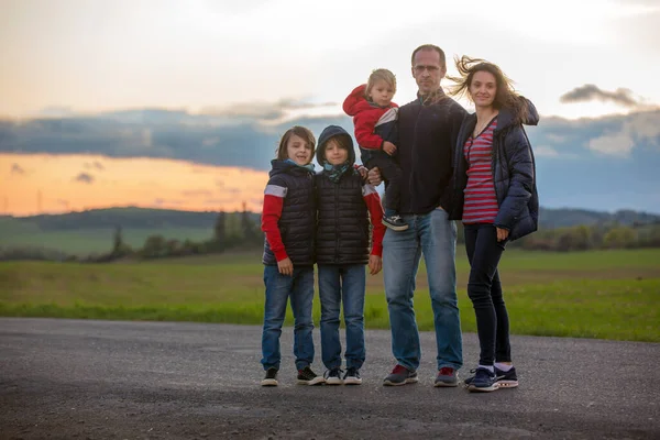 Vacker Familj Lantlig Stig Vid Solnedgången Mycket Blåsig Och Kall — Stockfoto