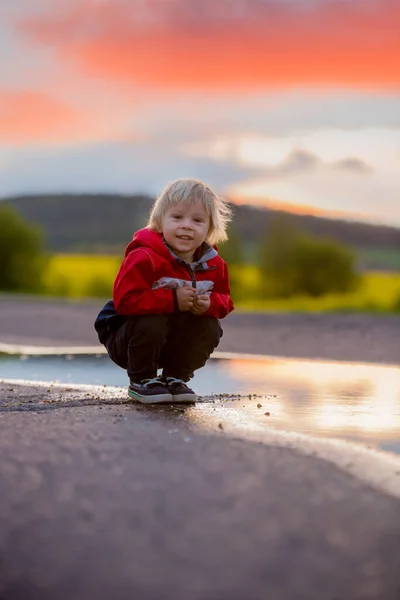 Мила Дитина Милий Хлопчик Червоним Плащем Грає Калюжу Заході Сонця — стокове фото