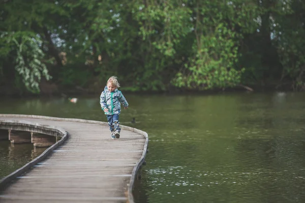 Kind Junge Sitzt Oder Läuft Einem Frühlingstag Auf Einer Holzbrücke — Stockfoto