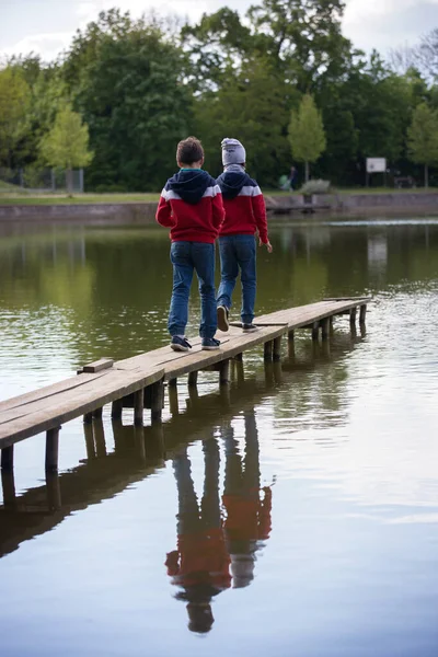 Enfant Garçon Assis Courant Sur Pont Bois Dessus Lac Jour — Photo