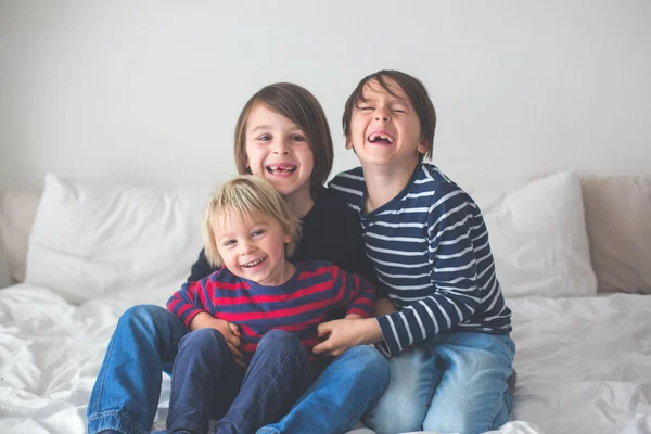 Tres Niños Hermanos Riendo Cama Riéndose Haciendo Cosquillas — Foto de Stock
