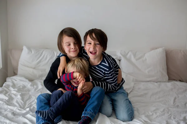 Tres Niños Hermanos Riendo Cama Riéndose Haciendo Cosquillas — Foto de Stock
