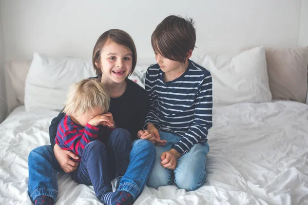 Drie Kinderen Broers Lachend Bed Giechelend Kietelend — Stockfoto