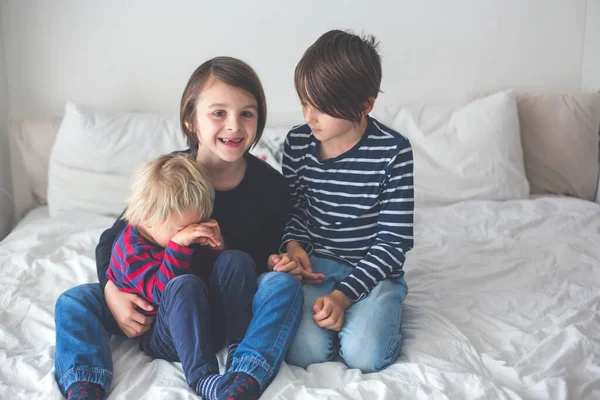 Tres Niños Hermanos Riendo Cama Riéndose Haciendo Cosquillas — Foto de Stock