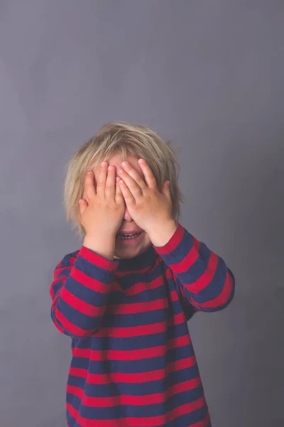 Μικρό Παιδί Αγόρι Κλαίει Κρύβει Πρόσωπό Του Χέρι Απομονωμένη Εικόνα — Φωτογραφία Αρχείου