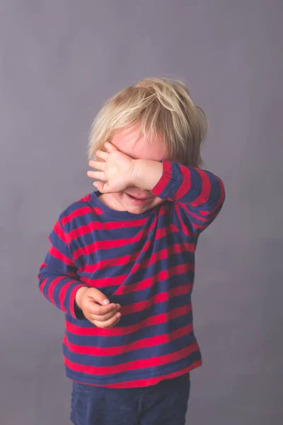 Μικρό Παιδί Αγόρι Κλαίει Κρύβει Πρόσωπό Του Χέρι Απομονωμένη Εικόνα — Φωτογραφία Αρχείου