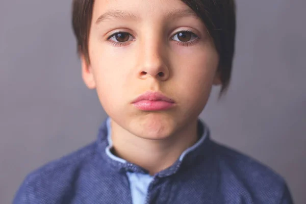 Дитина Хлопчик Показуючи Різні Емоції Ізольований Знімок Сірому Фоні — стокове фото