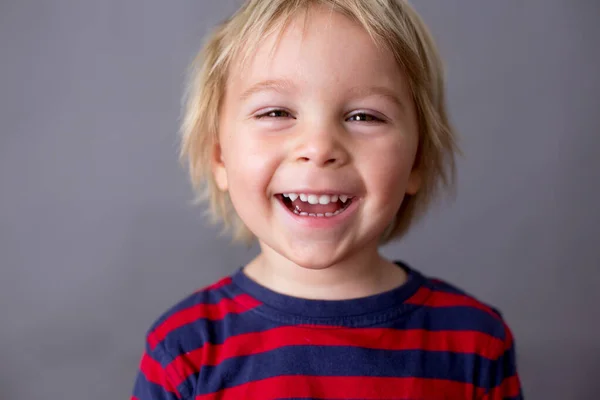 Niño Chico Mostrando Diferentes Emociones Plano Isoaltado Sobre Fondo Gris — Foto de Stock