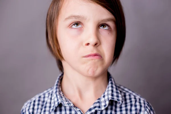 Niño Chico Mostrando Diferentes Emociones Plano Isoaltado Sobre Fondo Gris —  Fotos de Stock