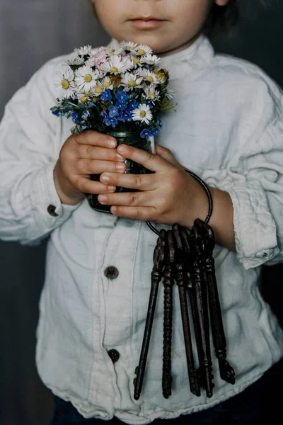 Toddler Child Holding Old Vintage Keys Bouquet Wild Flowers Little — Stock Photo, Image