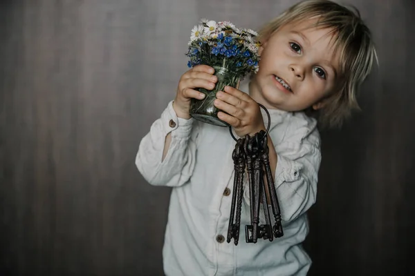 Enfant Bas Âge Tenant Vieilles Clés Vintage Bouquet Fleurs Sauvages — Photo