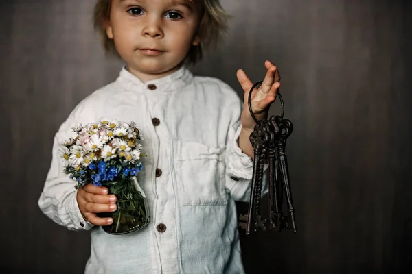 Niño Pequeño Sosteniendo Viejas Llaves Vintage Ramo Flores Silvestres Florero —  Fotos de Stock