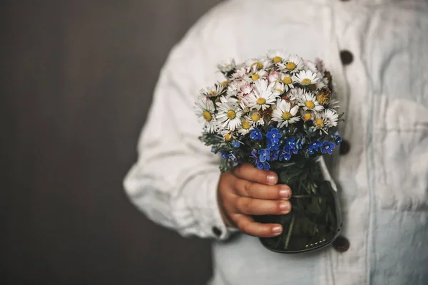 Criança Segurando Velhas Chaves Vintage Buquê Flores Silvestres Pequeno Vaso — Fotografia de Stock