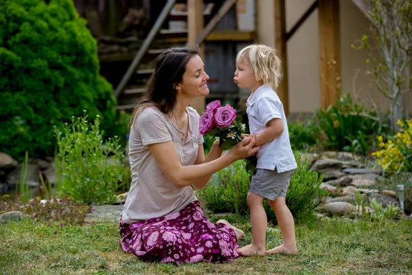 Gyönyörű Gyerek Anya Spring Parkban Virág Ajándék Anyák Napi Koncepció — Stock Fotó