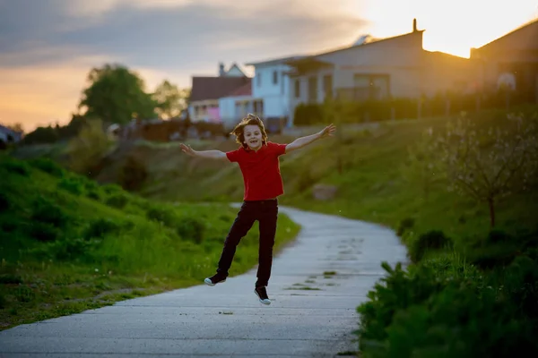 Primavera Retrato Família Feliz Natureza Pôr Sol Divertindo Juntos — Fotografia de Stock