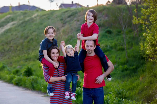 Retrato Primavera Familia Feliz Naturaleza Atardecer Divirtiéndose Juntos — Foto de Stock