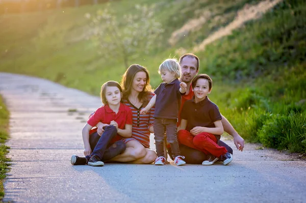 Primavera Ritratto Famiglia Felice Natura Tramonto Divertendosi Insieme — Foto Stock