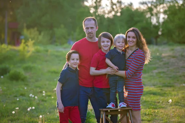 Portrait Printanier Une Famille Heureuse Dans Nature Coucher Soleil Amusant — Photo