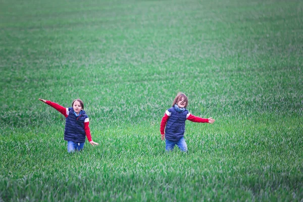 Pretenn Children Boys Running Green Field Cloudy Day Childhood Happiness — Stock Photo, Image