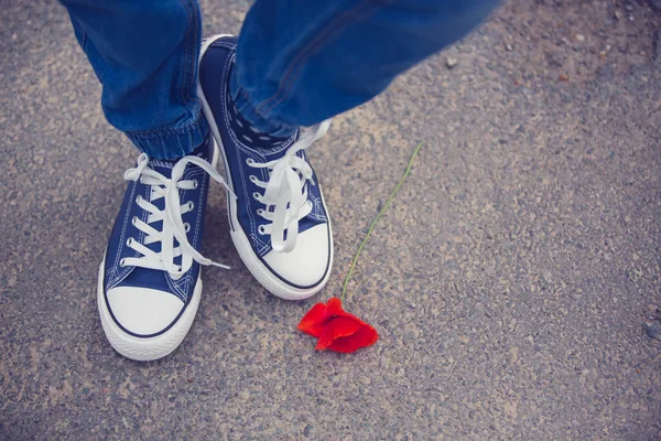 Enfants Pieds Dans Belles Nouvelles Baskets Bleues Dans Rue — Photo