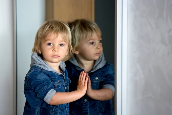 Reflexão Menino Pequeno Bonito Criança Olhando Espelho Dentro Casa — Fotografia de Stock