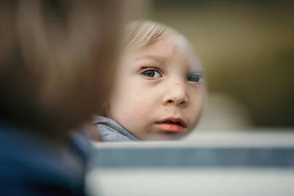 Reflectie Van Een Leuke Kleine Peuter Jongen Kind Kijken Spiegel — Stockfoto