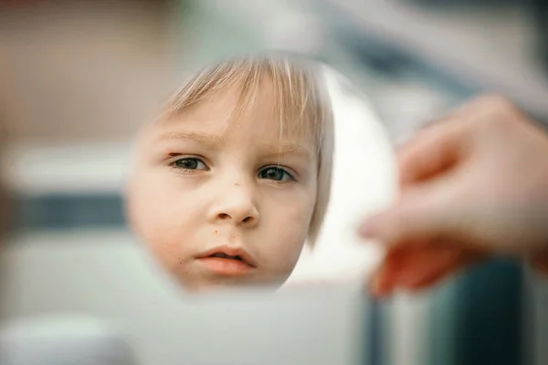 Reflectie Van Een Leuke Kleine Peuter Jongen Kind Kijken Spiegel — Stockfoto