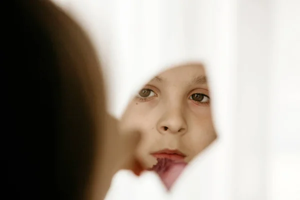 Reflectie Van Een Leuke Kleine Peuter Jongen Kind Kijken Spiegel — Stockfoto