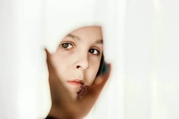 Reflexão Menino Pequeno Bonito Criança Olhando Espelho Livre — Fotografia de Stock