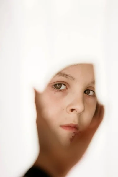 Αντανάκλαση Ενός Χαριτωμένου Μικρού Αγοριού Παιδί Κοιτάζοντας Στον Καθρέφτη Εξωτερικούς — Φωτογραφία Αρχείου