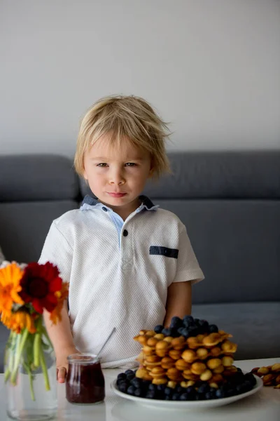 Lieve Peuter Kind Jongen Het Eten Van Bubbel Wafels Met — Stockfoto