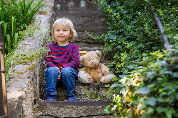 Милий Маленький Хлопчик Малюк Сидить Сходах Плюшевим Ведмедем Грає — стокове фото